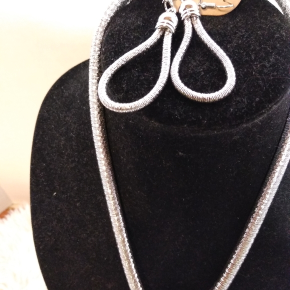 Costume Jewelry (necklace set) - Picture 2 of 4